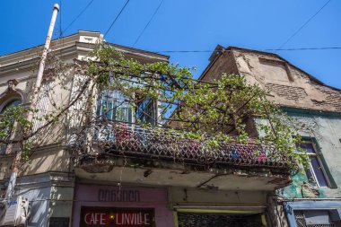 Tiflis evin geleneksel eski balkon. Georgia 07.05.2017