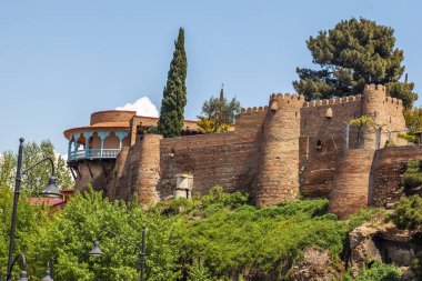 Kraliçe Darejan 'ın Tiflis, Georgia' daki sarayının balkonuna bakın.