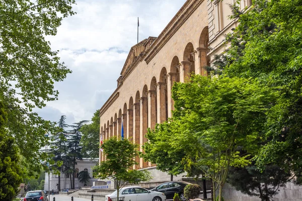 Tiflis, Georgia - 07 de mayo de 2017: Antiguo edificio del parlamento en la Rus — Foto de Stock