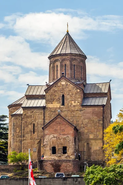 View Metekhi Church in the morning above the Kura river in Tbili — Stock Photo, Image