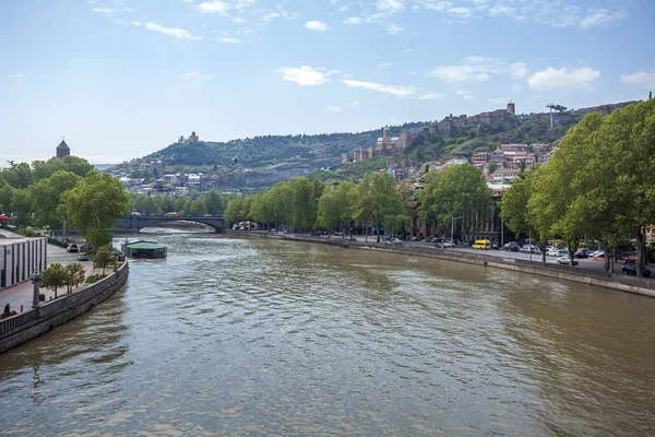 Krásný pohled z Tbilisi z mostu míru, Georgia — Stock fotografie