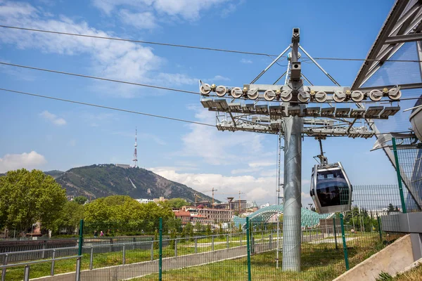 Tbilisi kabel samochód, widok do kolejki linowej na Mtatsminda — Zdjęcie stockowe