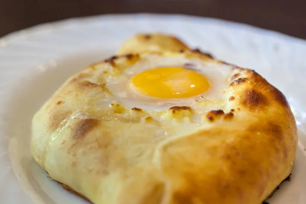 Adjarian khachapuri com ovos na mesa — Fotografia de Stock