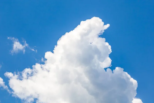 Nuvens com céu azul, textura natural — Fotografia de Stock