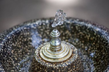 Çeşmeden akan su damlaları yukarı kapatın