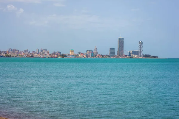 Vista de Embankment Of The Georgian Resort Town Of Batumi. Moderno — Foto de Stock