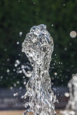 Çeşmeden akan su damlaları yukarı kapatın