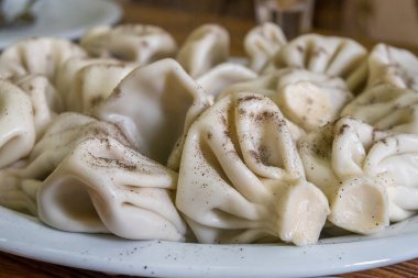 Hıngel - Gürcü geleneksel yemekleri. El yapımı rustik dünya çapında 