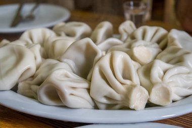 Hıngel - Gürcü geleneksel yemekleri. El yapımı rustik dünya çapında 