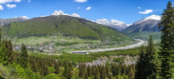 Svaneti-hegység, Ushba hegy, panorámás kilátás nyílik a városra, a — Stock Fotó