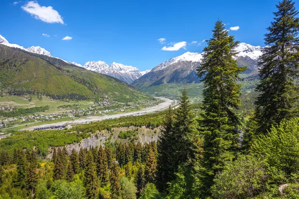 Svaneti-hegység, Ushba hegy, kilátás nyílik a város Mestia fr — Stock Fotó