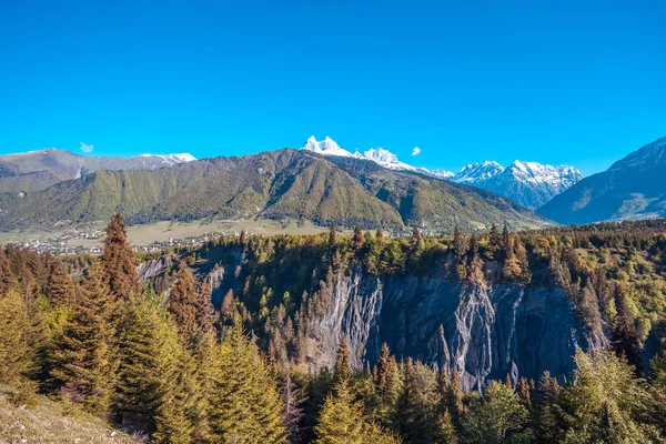 Svaneti-hegység, Ushba hegy, kilátás nyílik a város Mestia fr — Stock Fotó