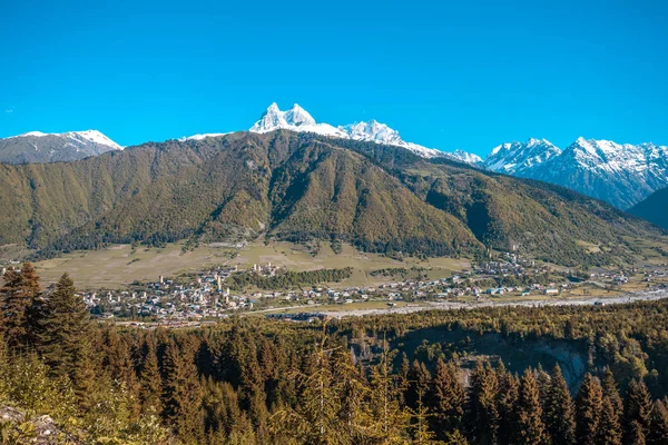 Сванеті гори, Гора Ushba, вид на місто Mestia fr — стокове фото