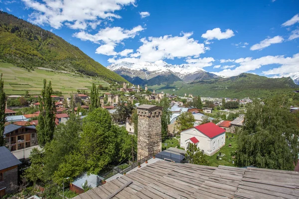 Vista desde un tejado al pueblo de Mestia en el área de Svaneti —  Fotos de Stock