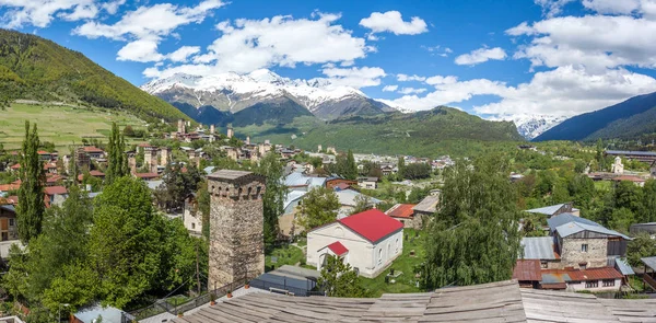 Vista desde un tejado al pueblo de Mestia en el área de Svaneti —  Fotos de Stock
