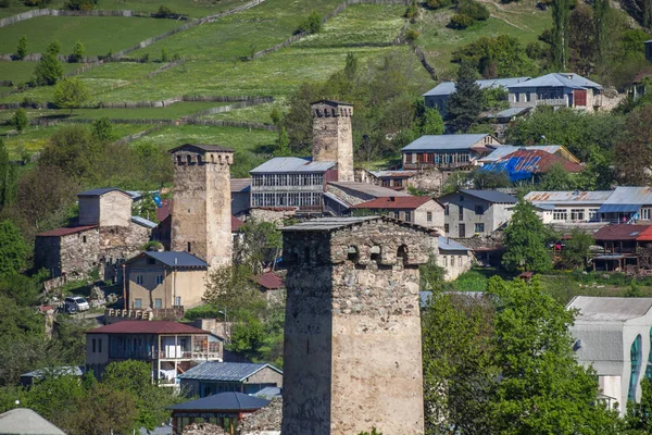 Torres en el pueblo de Mestia en la zona de Svaneti montañas del Cáucaso en G — Foto de Stock