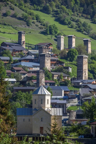 Svaneti 지역 G에 코 카 서 스 산맥에 있는 Mestia 마에서 타워 — 스톡 사진