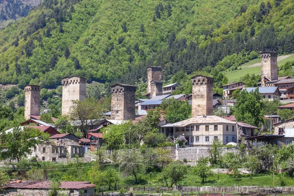 メスティア村スヴァネティ地区 G でコーカサス山脈の塔 — ストック写真