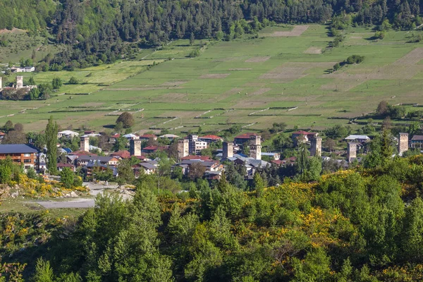 メスティア村スヴァネティ地区 G でコーカサス山脈の塔 — ストック写真