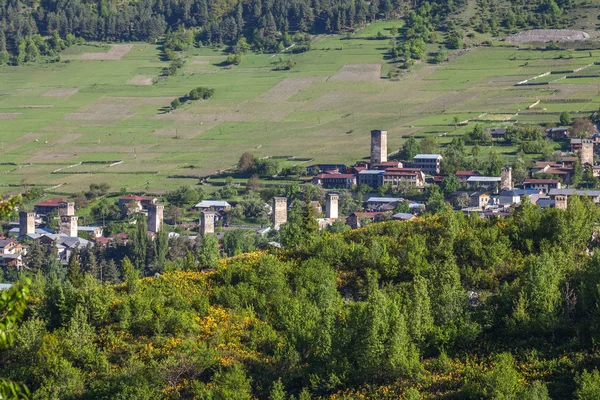 Wieże miejscowości Mestia w Swanetii obszar gór Kaukazu w G — Zdjęcie stockowe