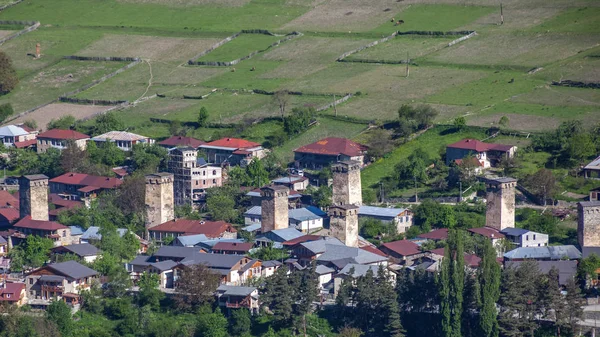 Torens van Mestia streek in Svaneti Caucasus mountains in G — Stockfoto