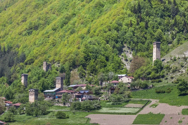 Torres del pueblo de Mestia en la zona de Svaneti montañas del Cáucaso en G — Foto de Stock