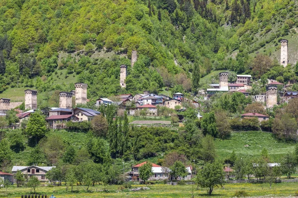 Türme des Mestia-Dorfes im svaneti-Gebiet Kaukasus-Berge in g — Stockfoto