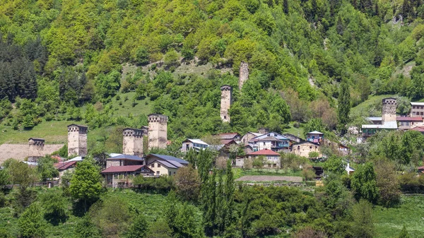 Torres del pueblo de Mestia en la zona de Svaneti montañas del Cáucaso en G — Foto de Stock