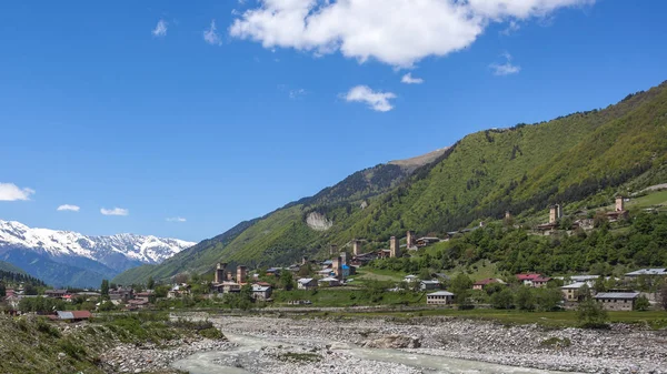 Torres del pueblo de Mestia en la zona de Svaneti montañas del Cáucaso en G — Foto de Stock