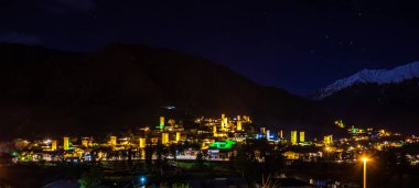 Gece aydınlatma Mestia köyü ile Svan görünümünü kuleleri. U