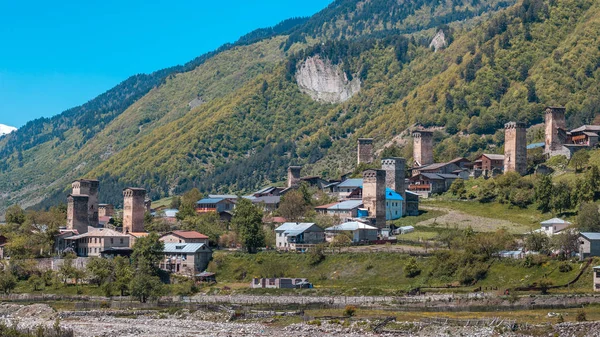 Torres del pueblo de Mestia en la zona de Svaneti montañas del Cáucaso en G —  Fotos de Stock