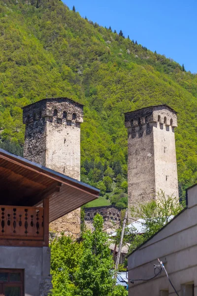 Mestia 마 Svaneti 지역 G에 카프카스 산맥의 타워 — 스톡 사진