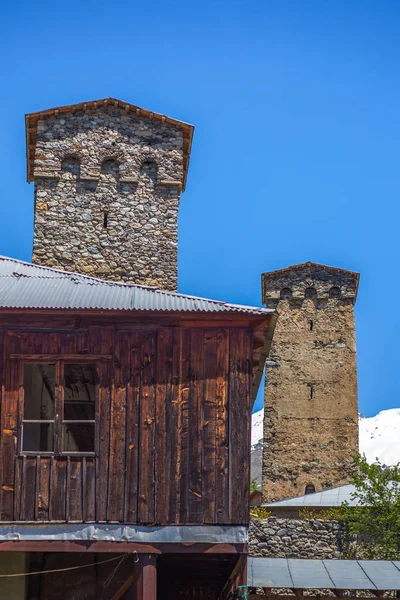 Torens van Mestia streek in Svaneti Caucasus mountains in G — Stockfoto