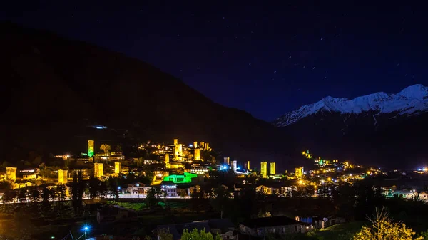 Gece aydınlatma Mestia köyü ile Svan görünümünü kuleleri. U