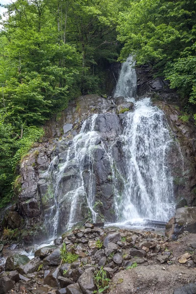 Stormiga mountain river i Svanetien. Georgien — Stockfoto