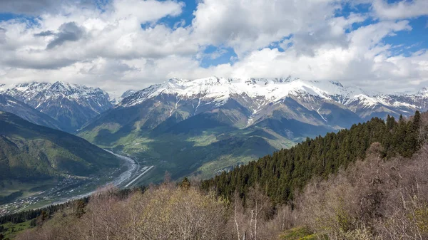 Svaneti, Grúzia hegyvidéki régió gyönyörű hegyei — Stock Fotó