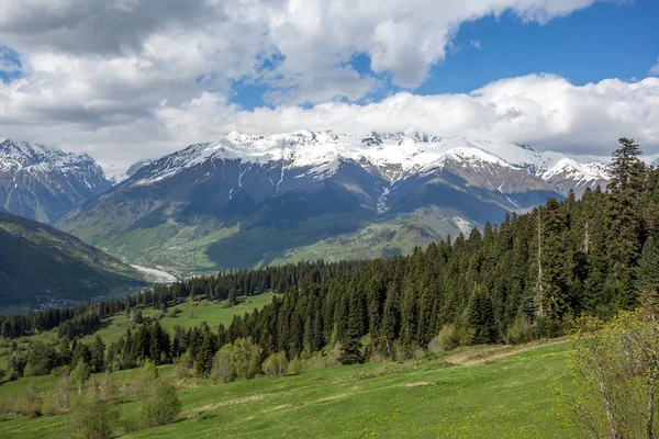 Hermosas montañas de svaneti, región montañosa de Georgia — Foto de Stock