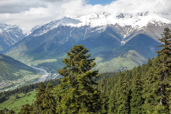 Svaneti, Grúzia hegyvidéki régió gyönyörű hegyei — Stock Fotó