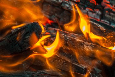 yanan kömürler ve ızgara arka planda alevler