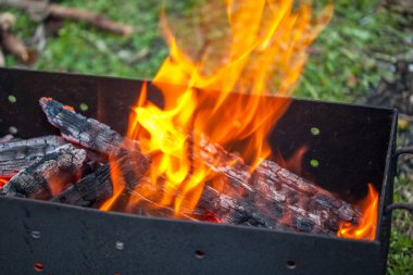 yanan kömürler ve ızgara arka planda alevler
