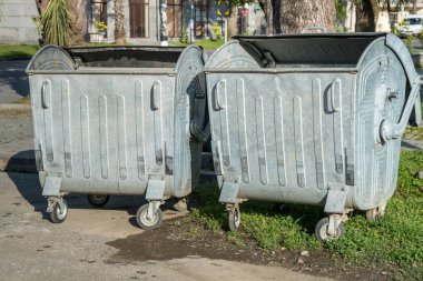 Büyük metal konteynerler sokakta geri dönüşüm