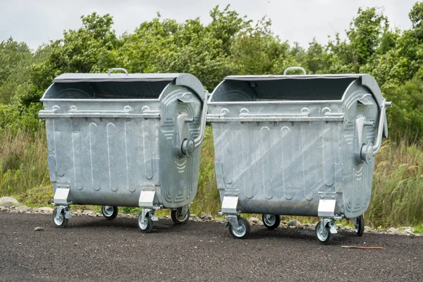Великі металеві контейнери для переробки на вулиці — стокове фото