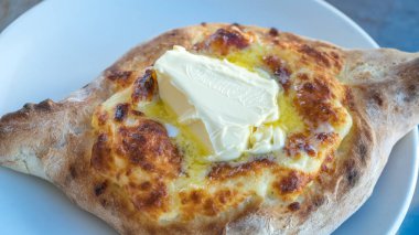 Acara khachapuri masanın üzerine yumurtalı