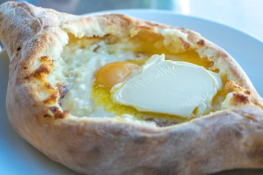 Acara khachapuri masanın üzerine yumurtalı