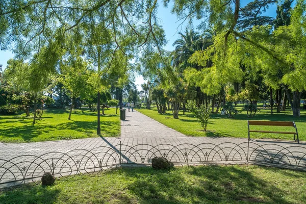 Parque para el descanso en la ciudad de Batumi — Foto de Stock