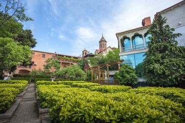 Eski Tiflis bölgesinde bir tepe üzerinde bir kilise