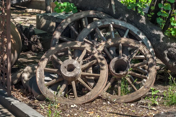Rodas de carroça velhas e enferrujadas no parque, Tbilisi, Geórgia . — Fotografia de Stock