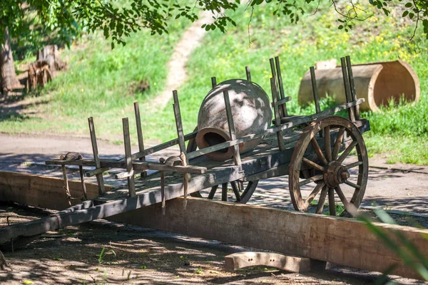 Stary wózek z gruzińskiego dzbanek do winorośli — Zdjęcie stockowe