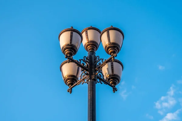 Стара ретро лампа пост і красиве біле і блакитне небо — стокове фото