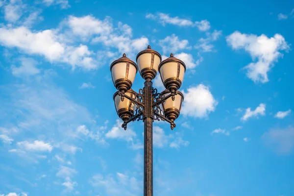 Eski retro lamba sonrası ve güzel beyaz ve mavi gökyüzü — Stok fotoğraf